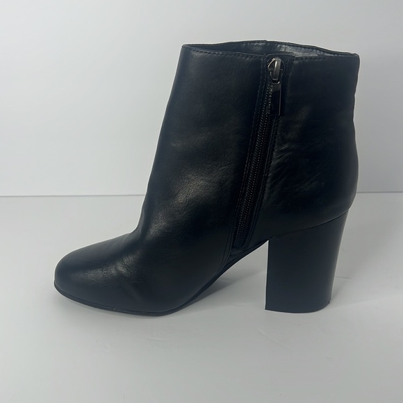 VINCE CAMUTO Black Leather Ankle Boots Sz 8 - Picture 2 of 6